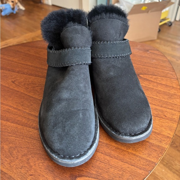 UGG Shoes - Excellent condition UGGs women’s size 7.5 McKay ankle booties